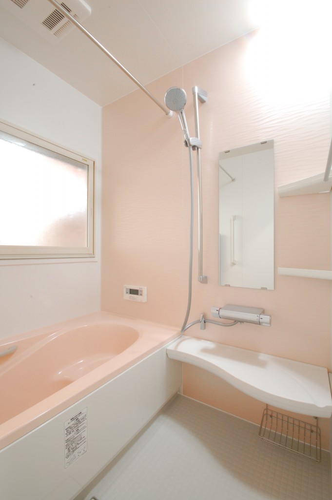 ピンクの浴室 花柄の脱衣所 イメチェンお風呂リフォーム リフォーム コバーン 東広島市 呉市周辺でリフォームするなら