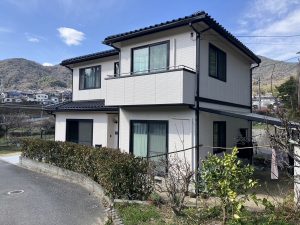 落ちにくい汚れも手作業でしっかり対応！外壁塗装工事でリフレッシュ／呉市の外壁塗装の施工事例／完成